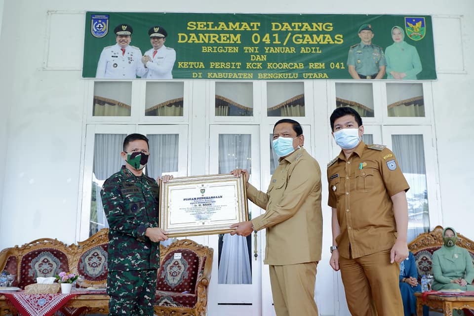 Dikunjungi Danrem, Bupati Sandang Gelar Warga Kehormatan