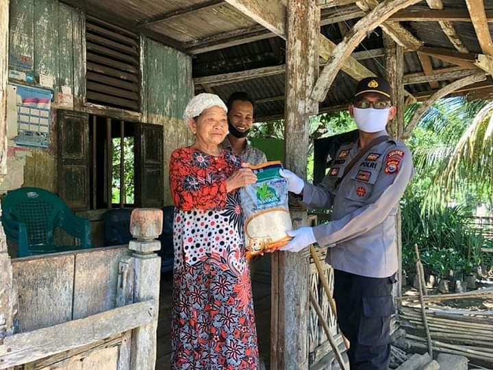 Kapolsek Batiknau Bagikan Sembako