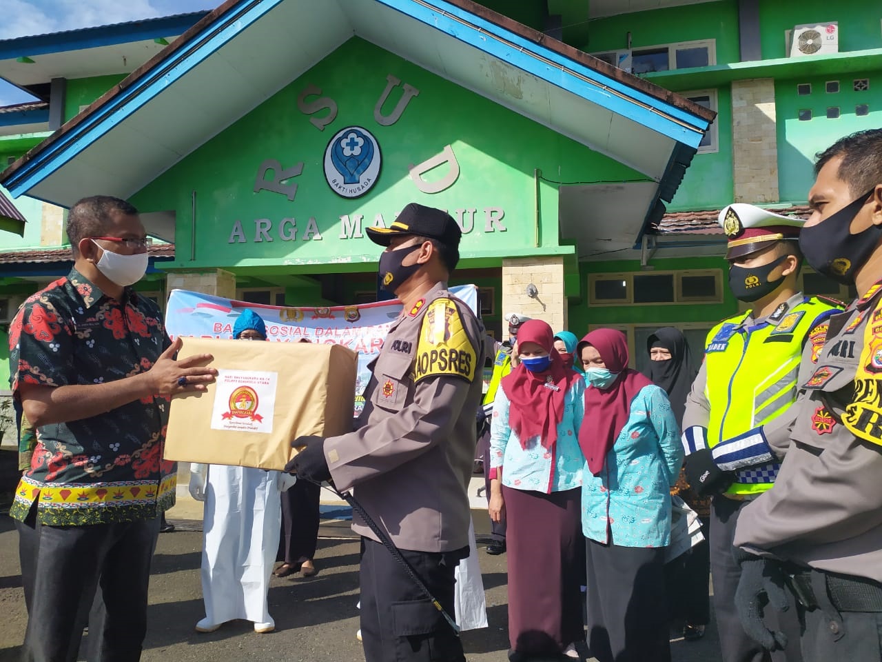 Polisi Bantu APD ke RSUD Arga Makmur