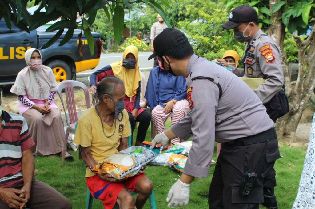 Peduli Covid, Kapolres Serahkan 103 Karung Beras