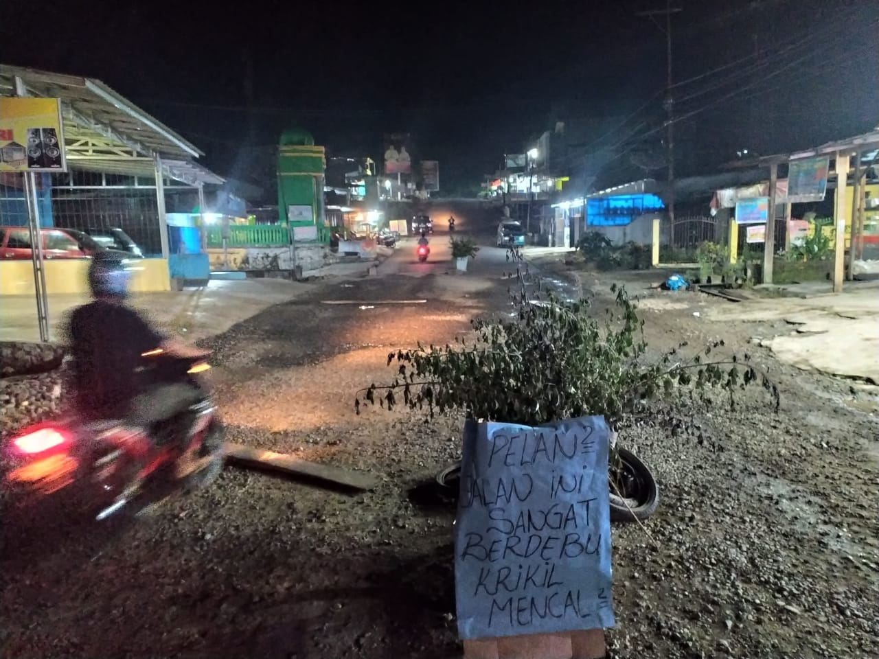 Ada Pot Bunga di Tengah Jalan Samratulangi