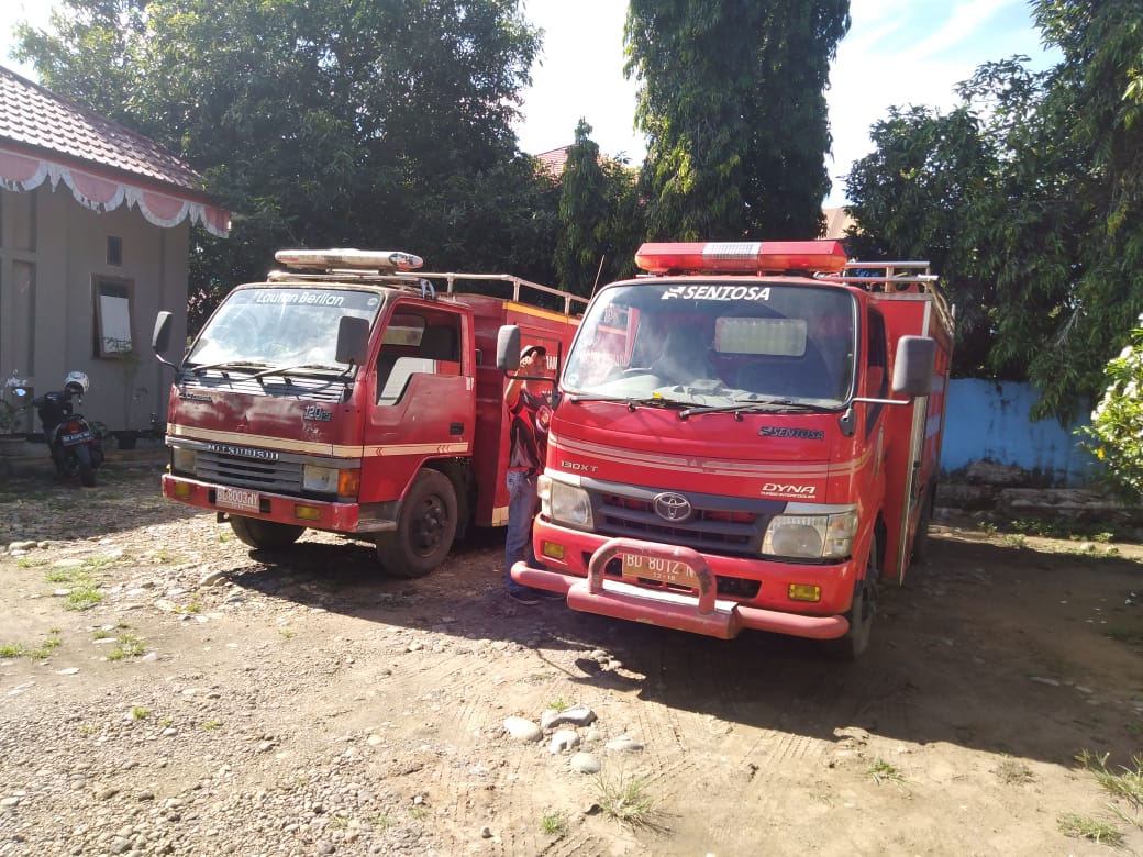 Mobil Damkar Dibiarkan Panas dan Hujan