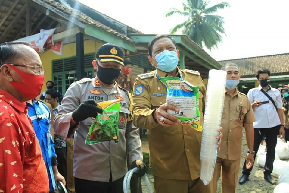 Hidupkan Budidaya Perikanan, Pemkab BU Salurkan Bantuan