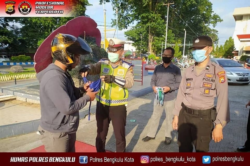 Polri Bagikan Masker Gratis