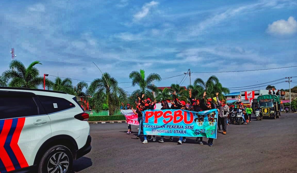 Tuntut Izin Hiburan, Ratusan Pekerja Seni “Goyang” Kantor Bupati