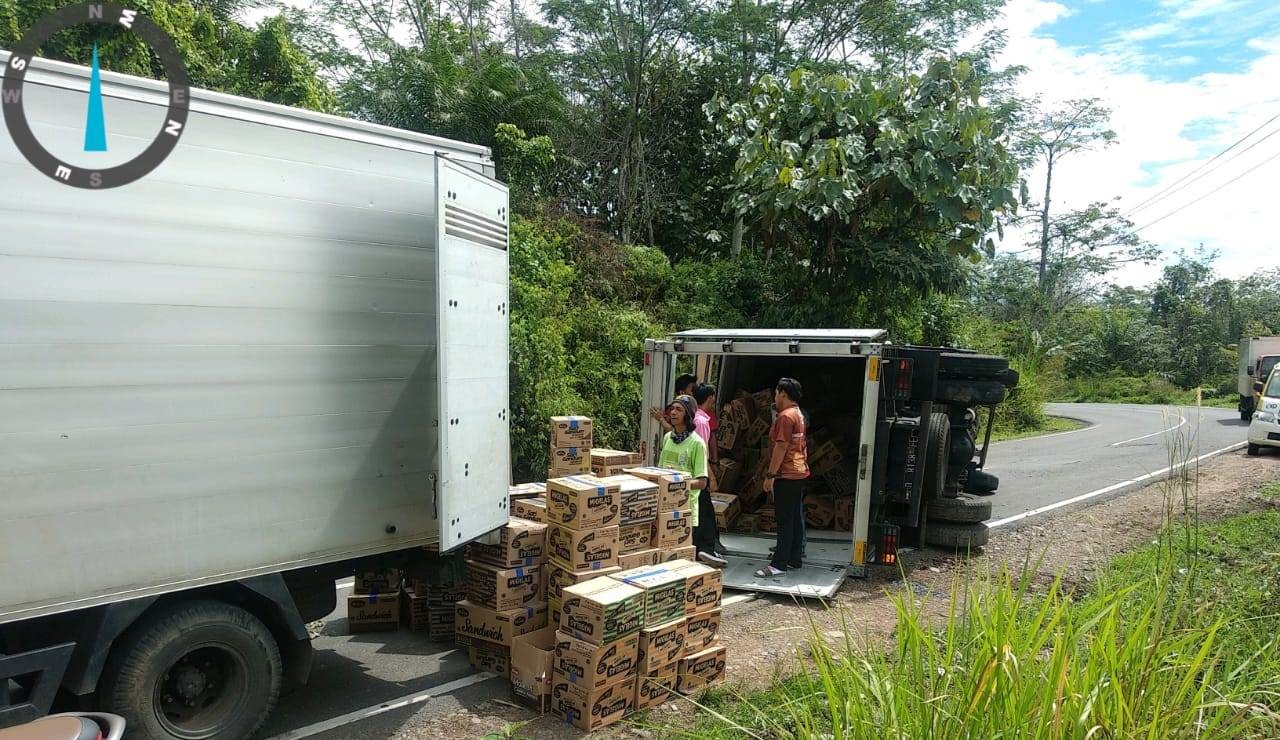 Mobil Box Terbalik, Jalan Nasional Lumpuh