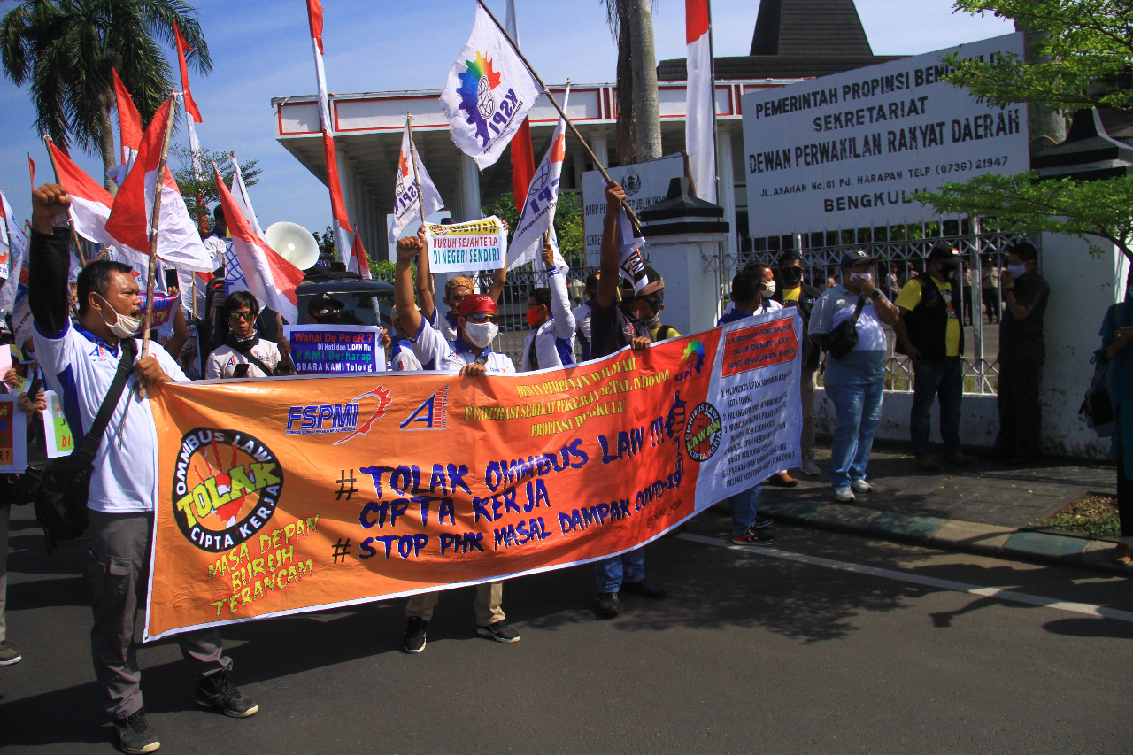 Tolak Omnibus Law, Puluhan Buruh Turun ke Jalan