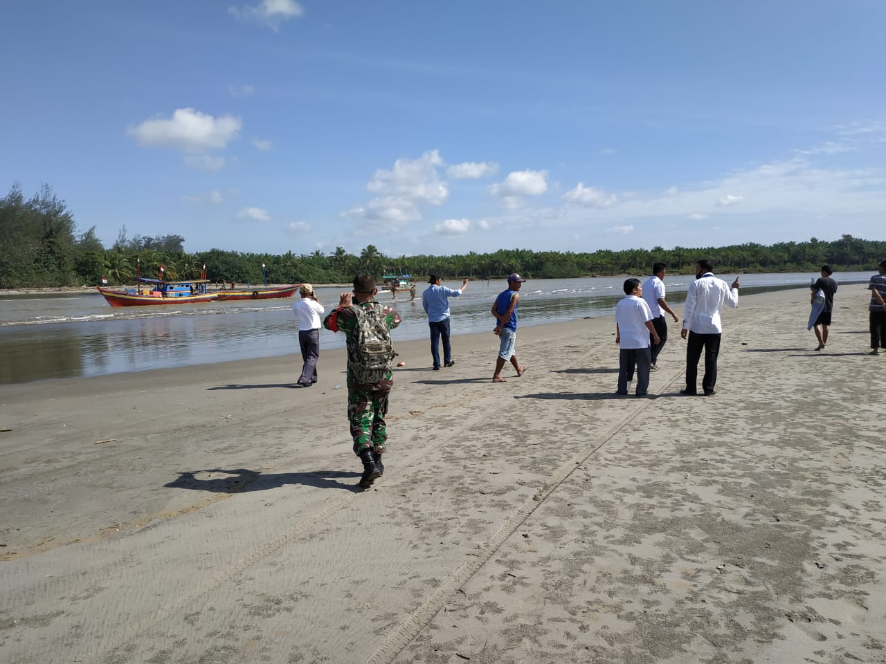 Dihantam Badai, Kapal Nelayan Pasar Sebelah Karam