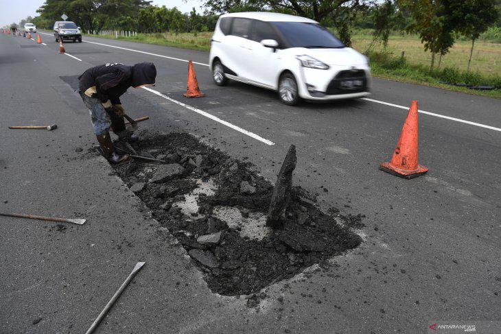 Jalan Berlubang Belum Ditambal