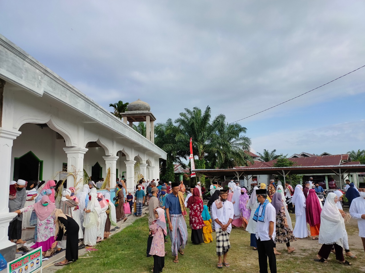 Sholat Idul Adha Kenakan Masker