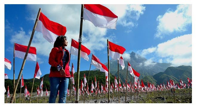 Kapolsek Ajak Warga Pasang Bendera Merah Putih