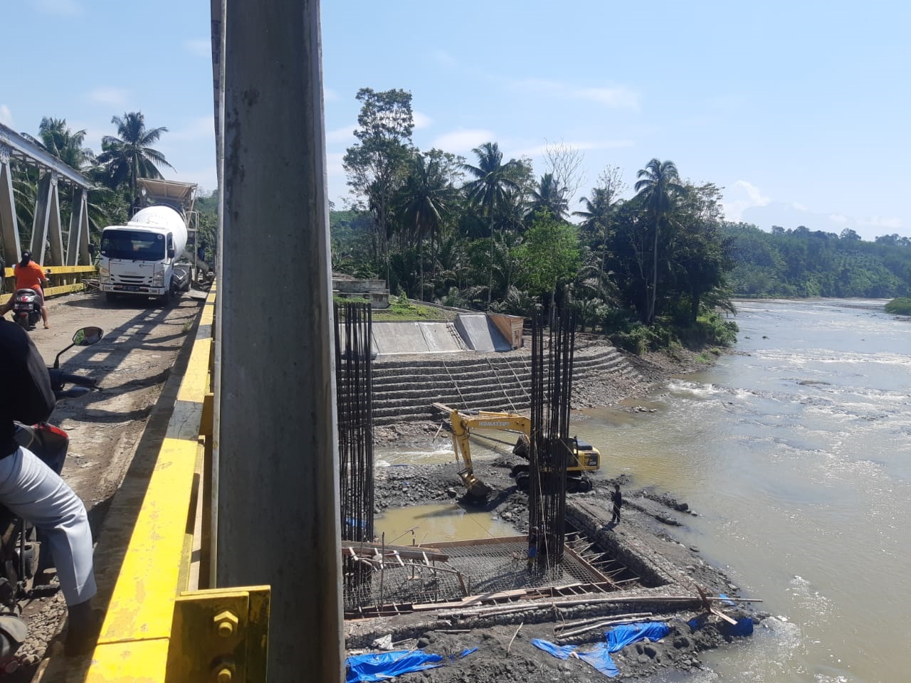 Pengendara Keluhkan Aktivitas Pembangunan Jembatan