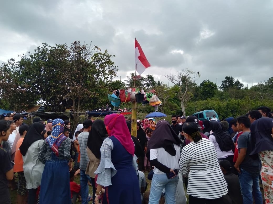 Lomba Panjat Pisang, Warnai 17 Agustus di Air Napal