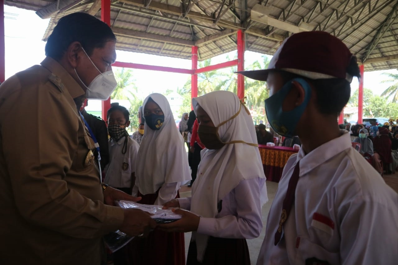 Lagi, Pemkab BU Bagikan Seragam Gratis SD dan SMP