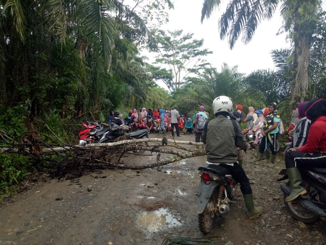 Kaum Emak Masih Blokade Jalan PT DDP