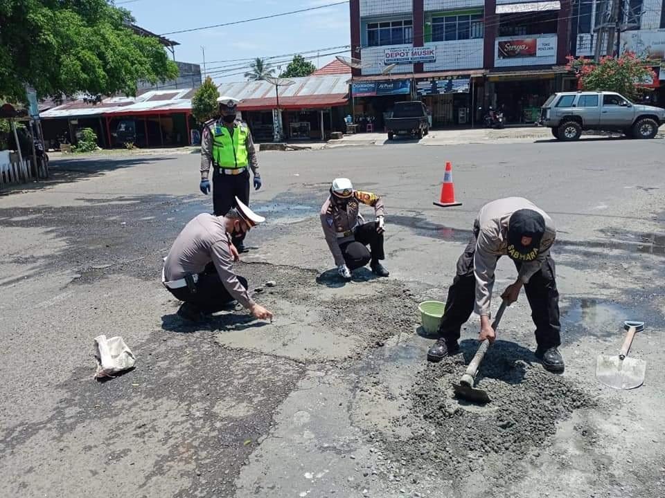 Polantas Tutup “Ranjau” Jalan