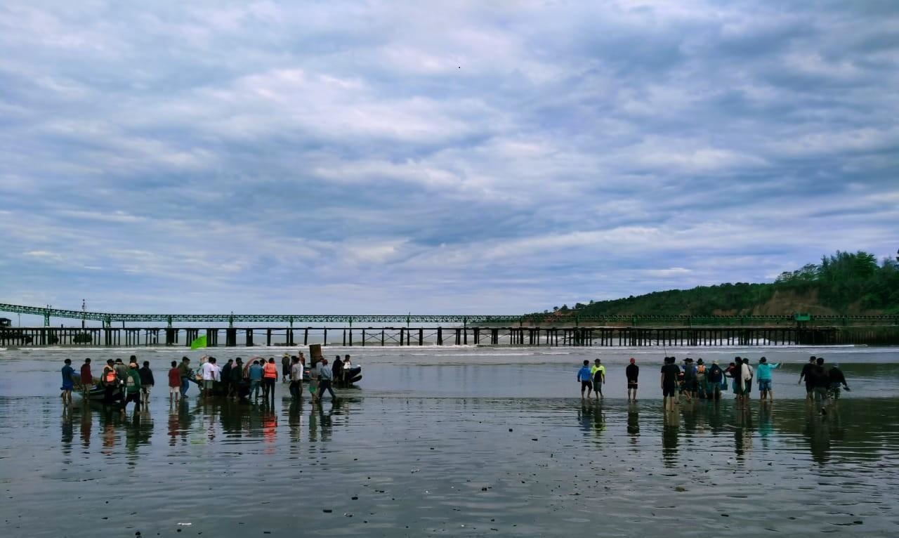 24 Jam Terapung, Tiga Nelayan Dievakuasi ke Pelabuhan Titan.