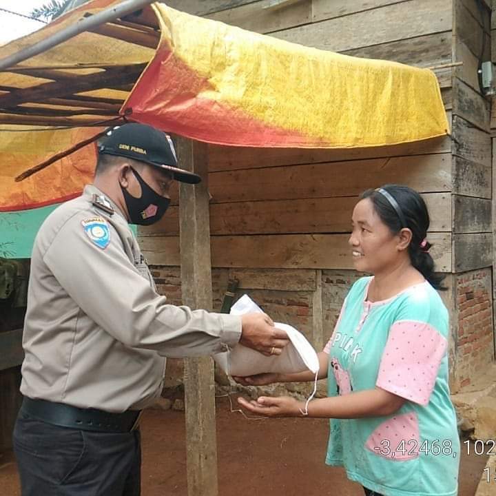 Peduli Sesama, Polsek Batiknau Bagikan Bako