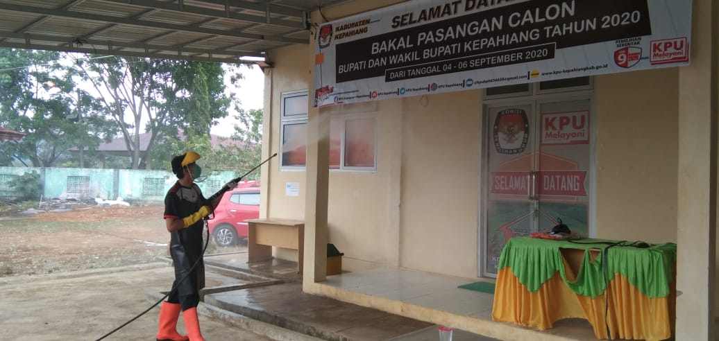 Jelang Pendaftaran Balon Kada, KPU Disemprot Disinfektan