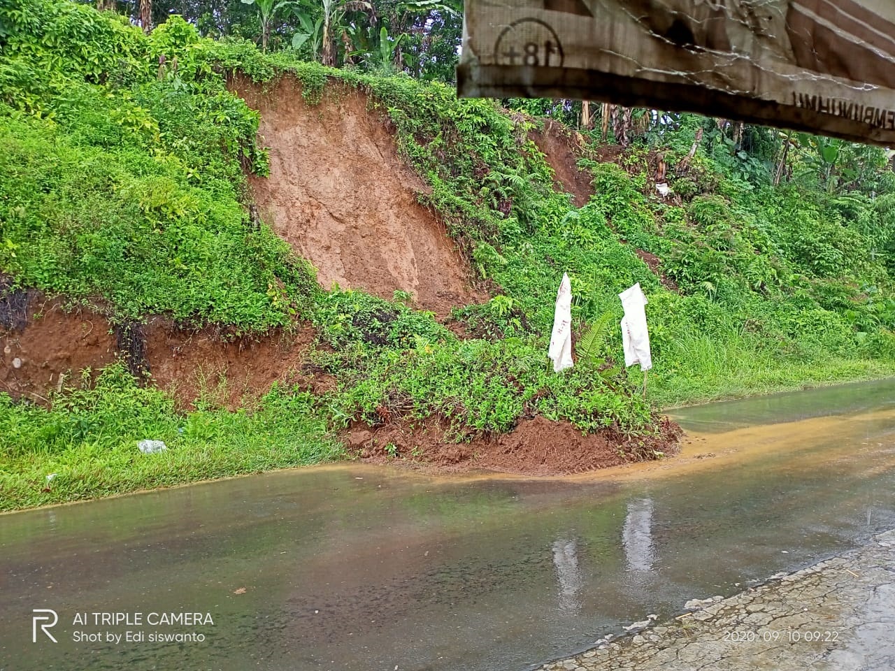 Longsor Ancam Keselamatan Pengendara