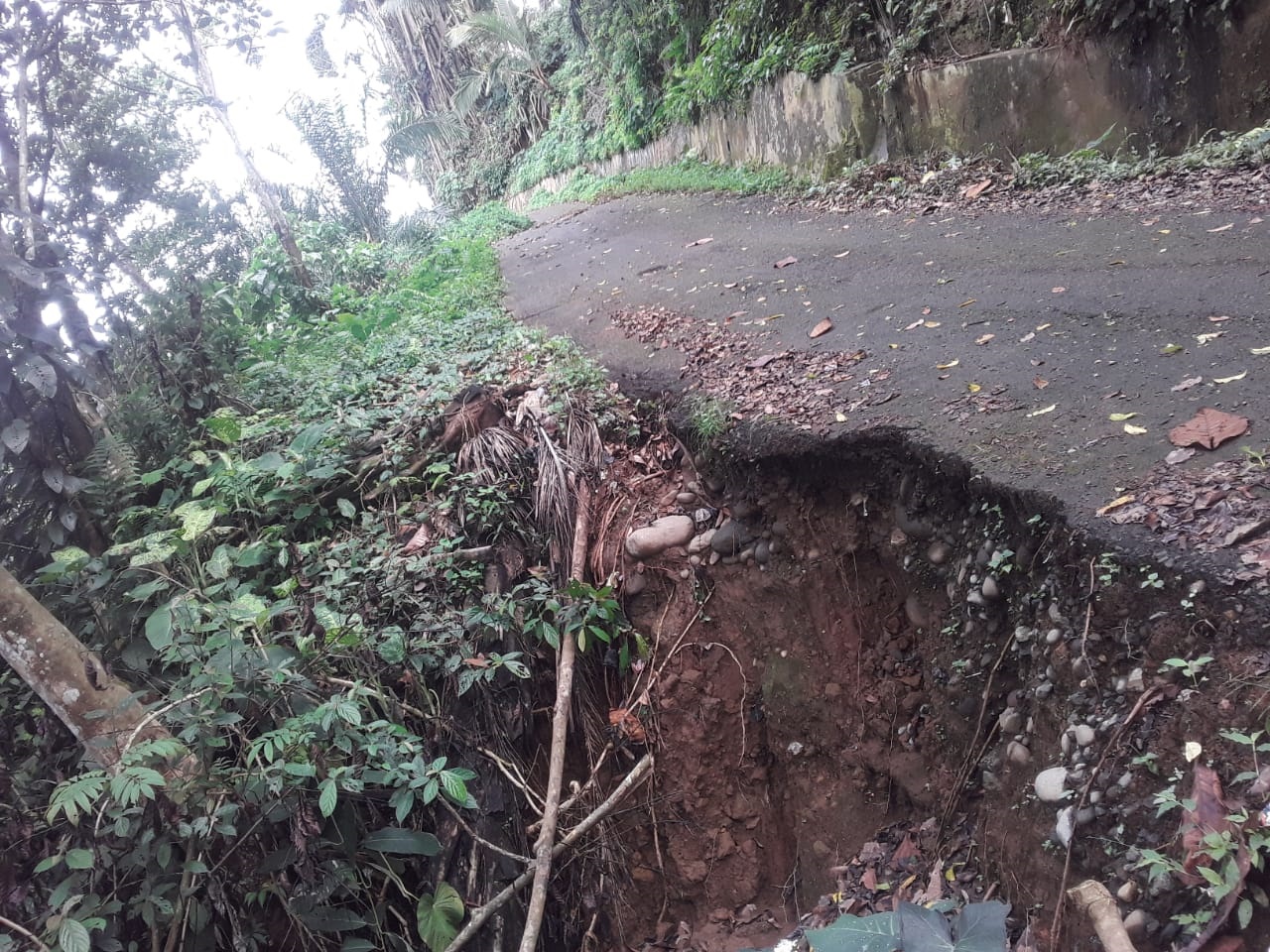 Erosi Ancam Jalan Antar Kecamatan