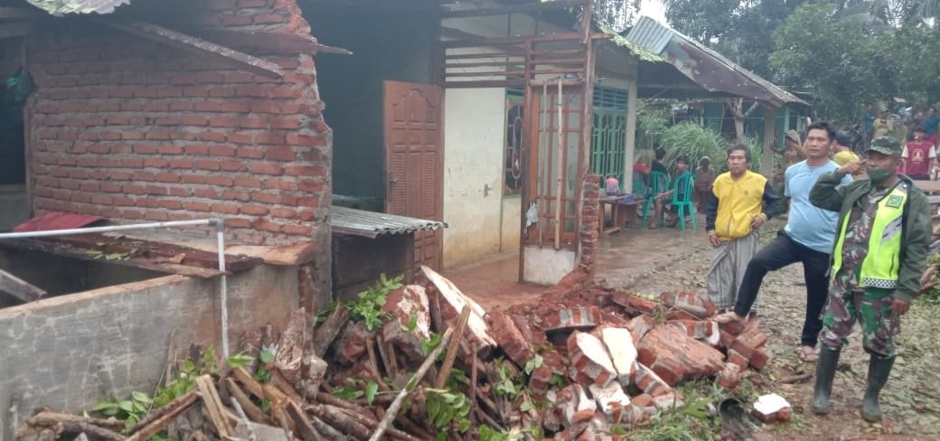 Hujan Badai, 2 Rumah Warga Ambruk