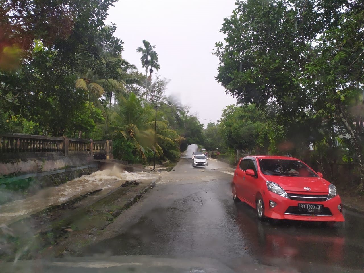 Air Drainase Masuk Jalan