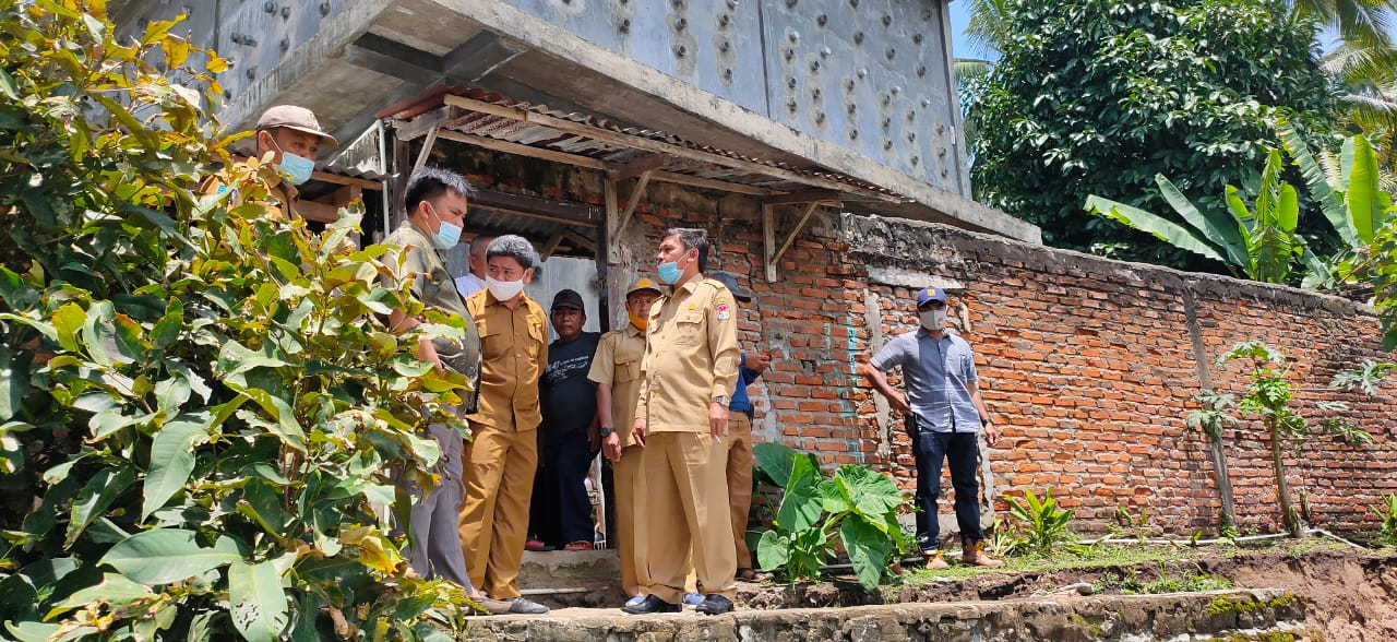 Erosi Sungai Muar Nyaris Terjunkan Rumah Warga