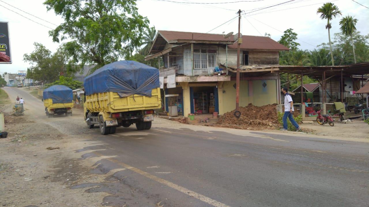 Warga Keluhkan Debu Material Jalinbar