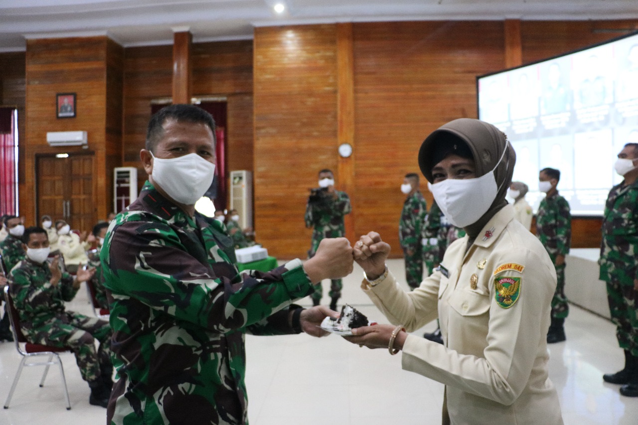 Berpestasi, 3 Personil Korem 041/Gamas Terima Penghargaan