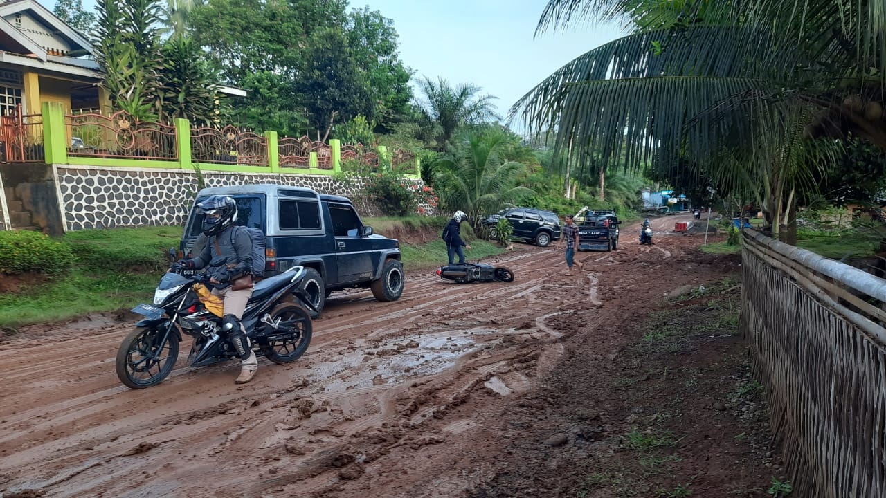 Ranjau Tanah, Motor Jatuh, Mobil Terguling