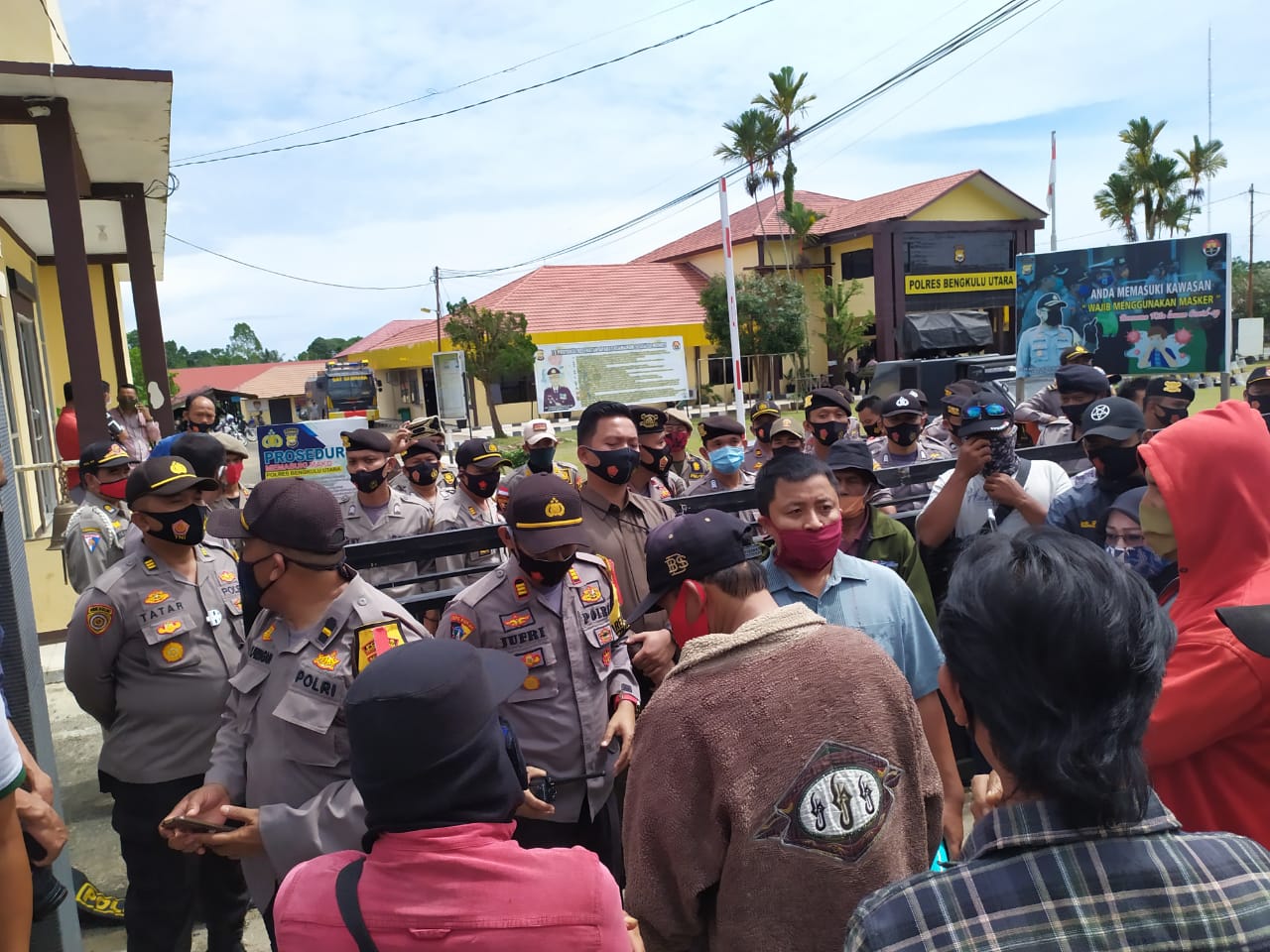 Oknum Kades Jadi Tsk, Warga Datangi Kantor Polisi