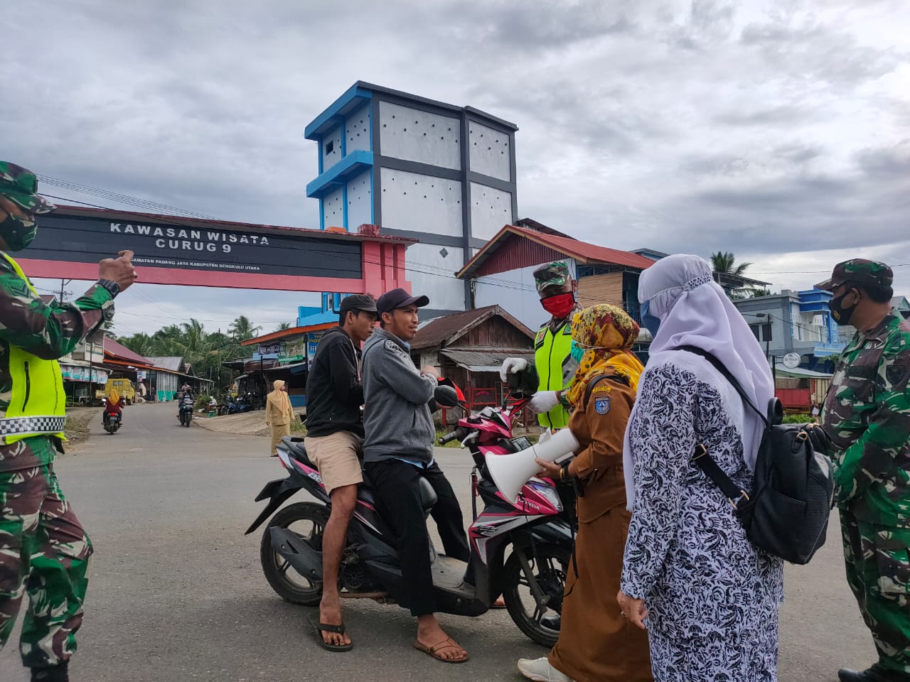 Edukasi Prokes, IBI Bagi-Bagi Masker