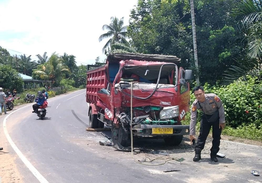 Adu Kambing, Sopir Truk Patah Kaki