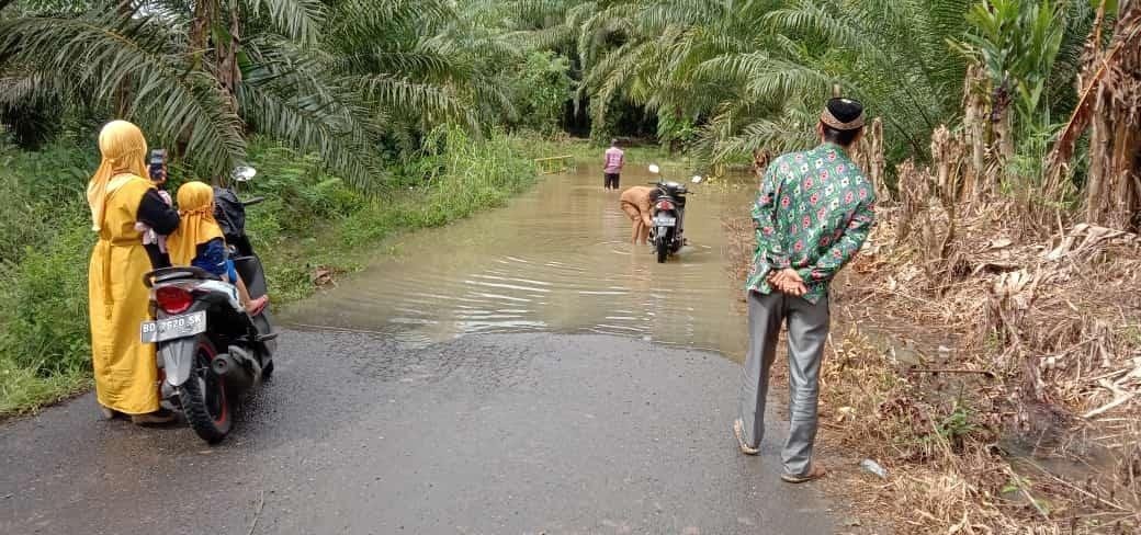 Air Sungai Meluap, Jalur Lintas Air Besi Lumpuh