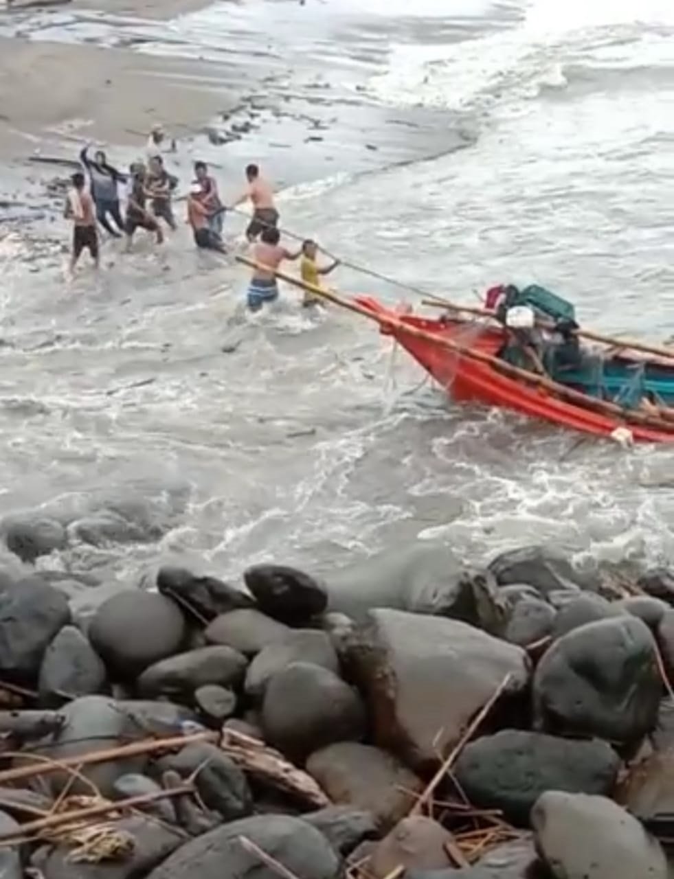 Gelombang Tinggi, Satu Kapal Karam