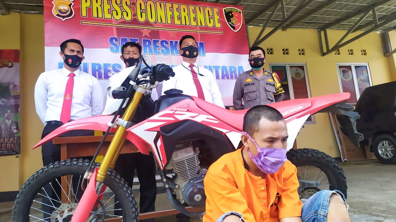 Kepincut CRF Parkir di Halaman Rumah