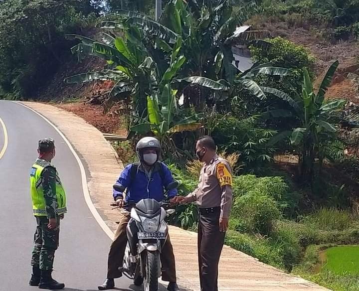 Koramil Lais dan Polsek Batiknau Edukasi Prokes