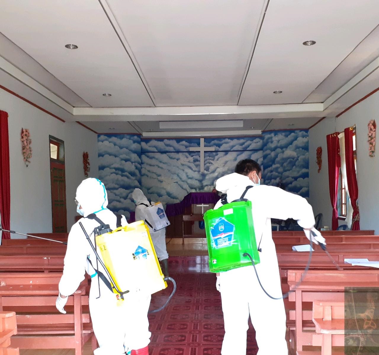 Gereja Disemprot Disinfektan, Tolong Gunakan Masker!