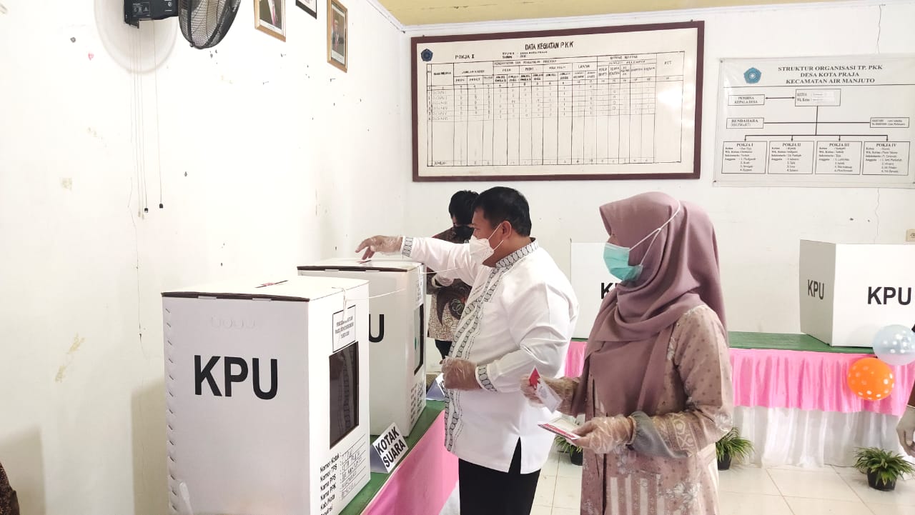 Bupati Nyoblos di TPS 2 Kota Praja, Wajib Prokes