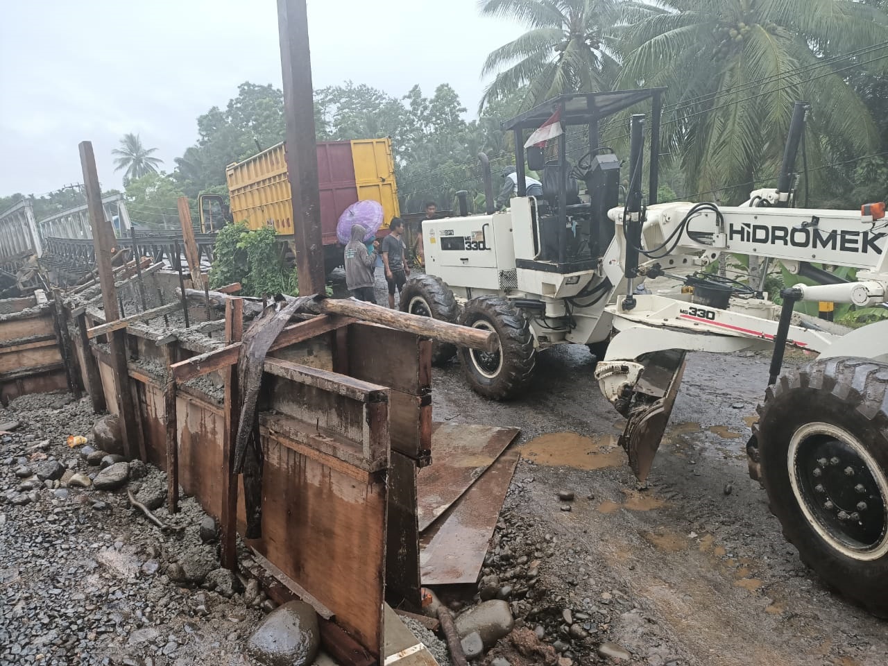 Jembatan TAP Lapuk, Antrean Kendaraan Mengular