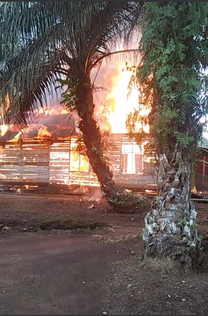 Terbakar, Rumah Kayu Milik Warga Rawa Bangun Ludes