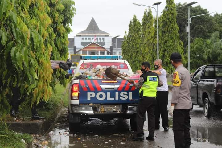 Angkut Sampah, Kapolres Turun Tangan