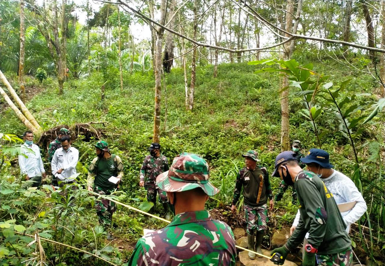 Kodim 0423/BU Buka Jalan Antar Desa di Hulu Palik