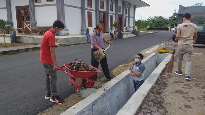 Tiga OPD Goro Bersihkan Rumdin Bupati