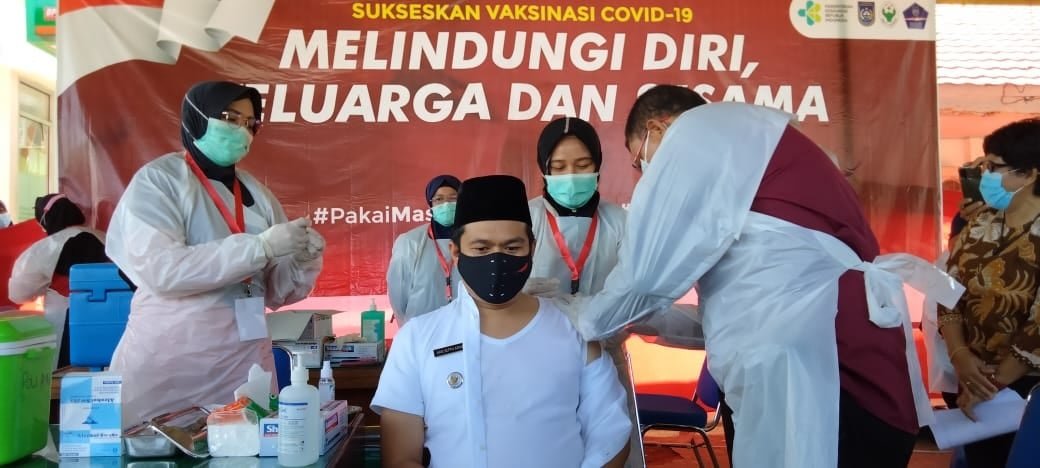 Sempat Tertunda, Pejabat Publik Divaksinasi