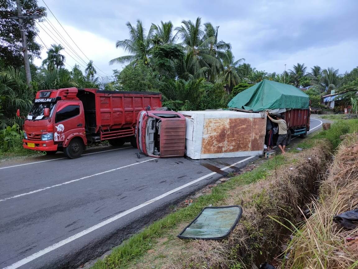 Diduga Pecah Ban, Mobil Box Terbalik