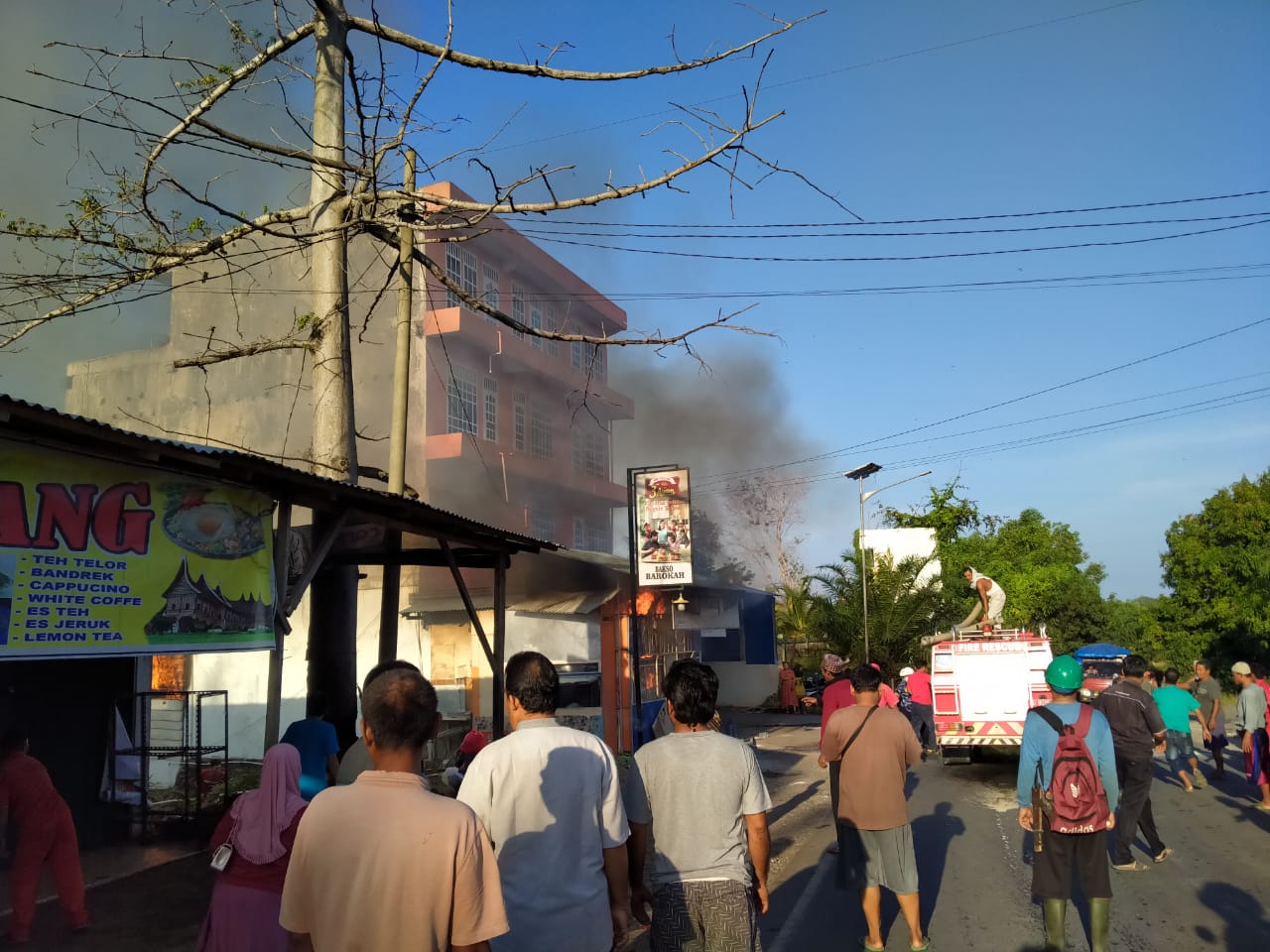 Jum’at Membara, Warung Bakso Dilalap Api