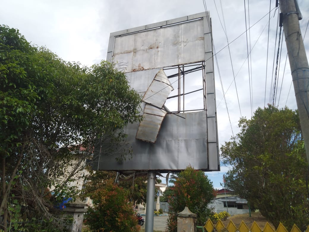 Billboard Depan Dinas Kerpusda Membahayakan