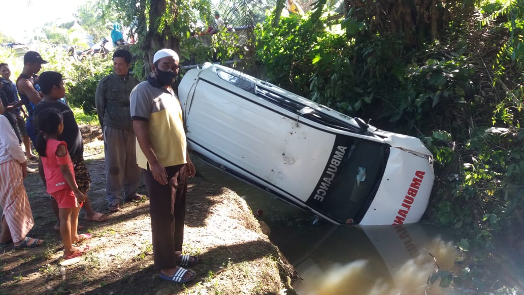 Mobil Ambulance Nyungsep ke Siring